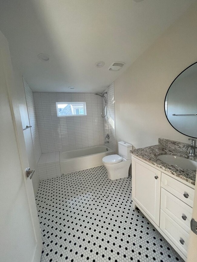 Building Photo - Welcome to this stylish and modern 2-bedro...