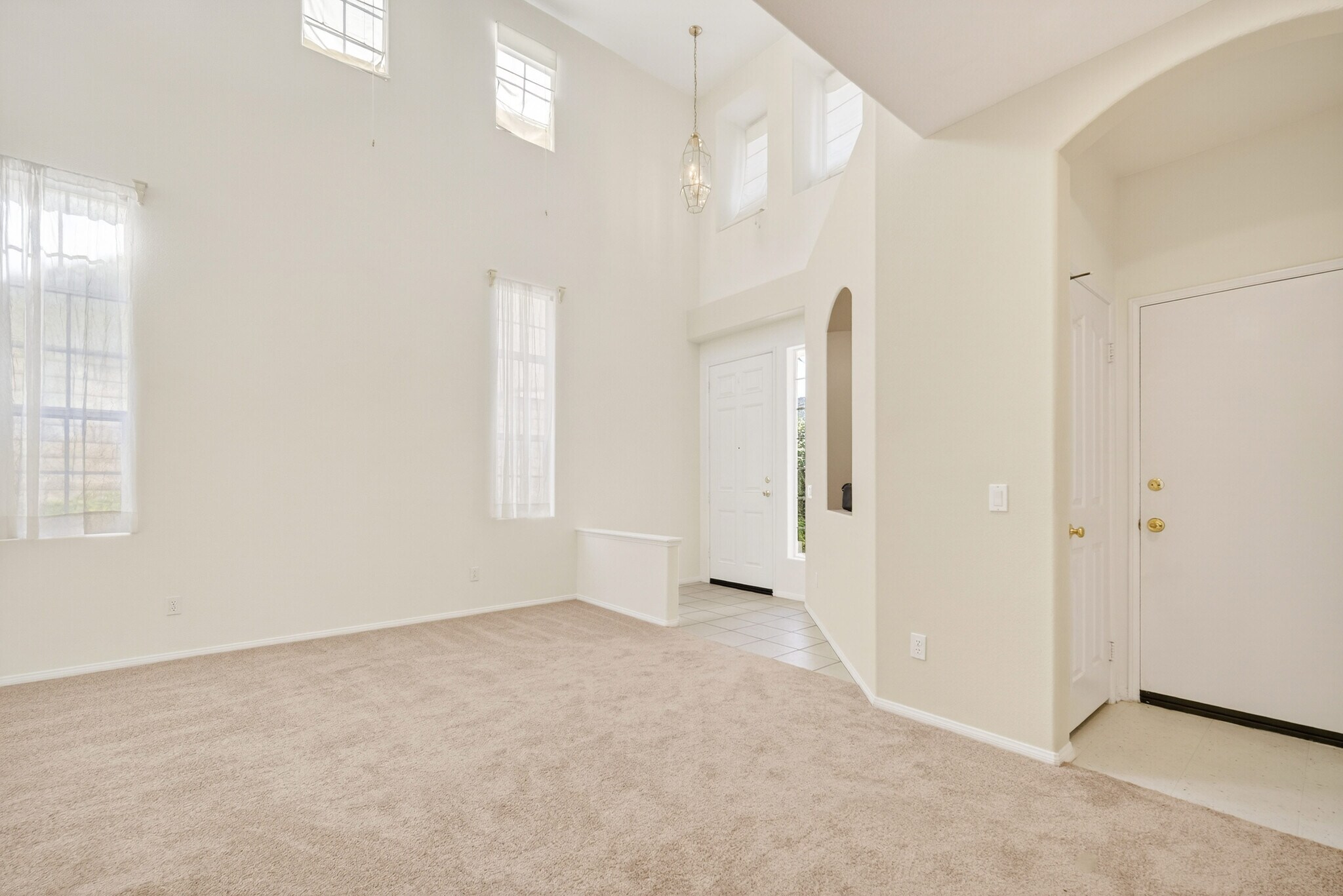 Building Photo - 660 Camino de la Luz