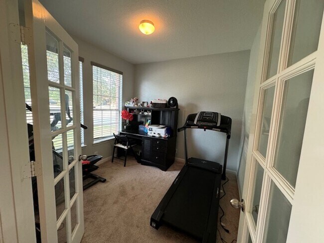 Building Photo - Texas Size Home!! Featuring over 2700 sq ft