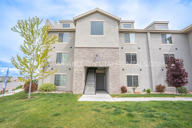 Building Photo - 1936 N Geneva Rd