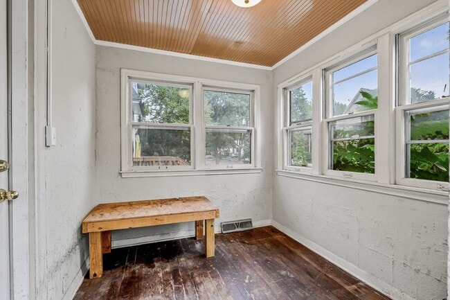 Building Photo - MUST SEE 5BD/2BA in Como near U of M! Avail. 9/1/26