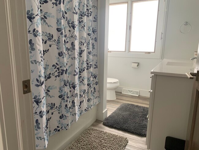 Building Photo - Executive Rental Furnished