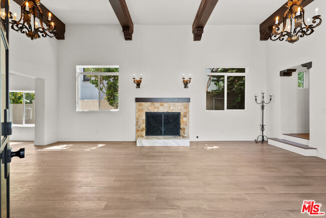 Building Photo - 1527 N Beverly Dr