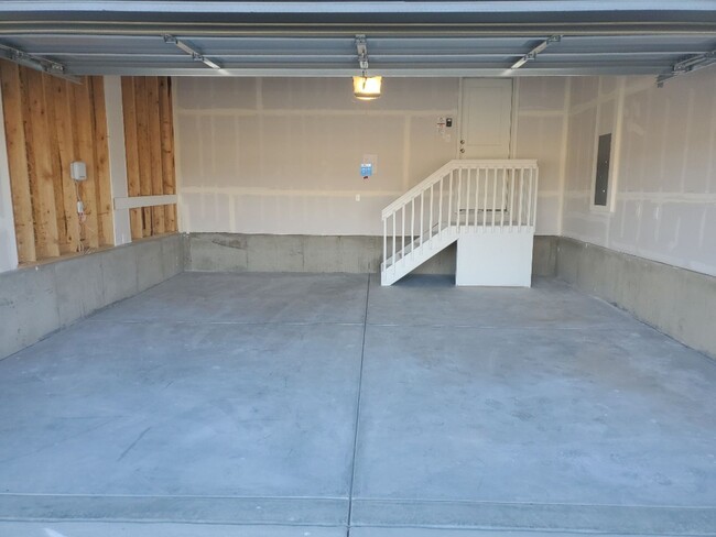 Building Photo - Exquisite 3 Bed 2.5 Bath Single Family Home