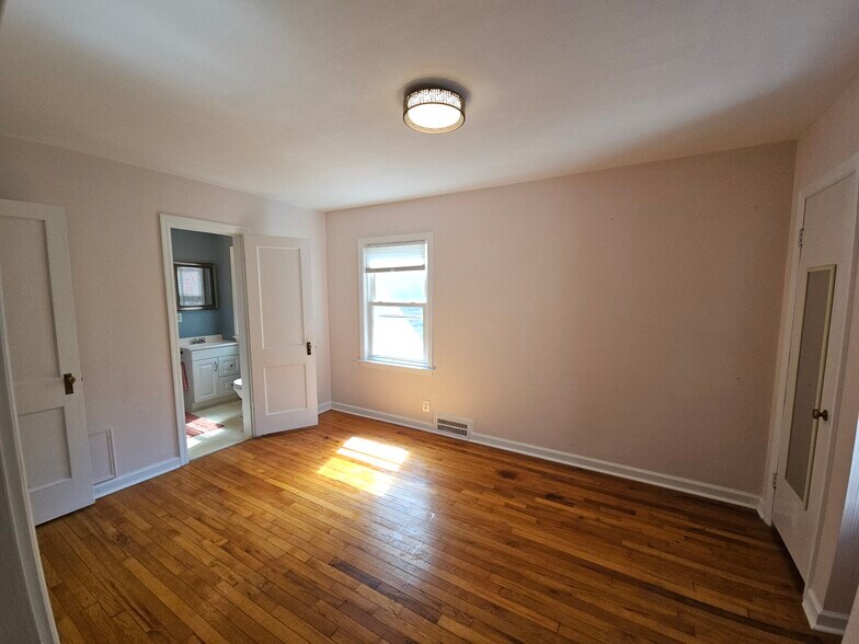 Building Photo - 624 E 74th St