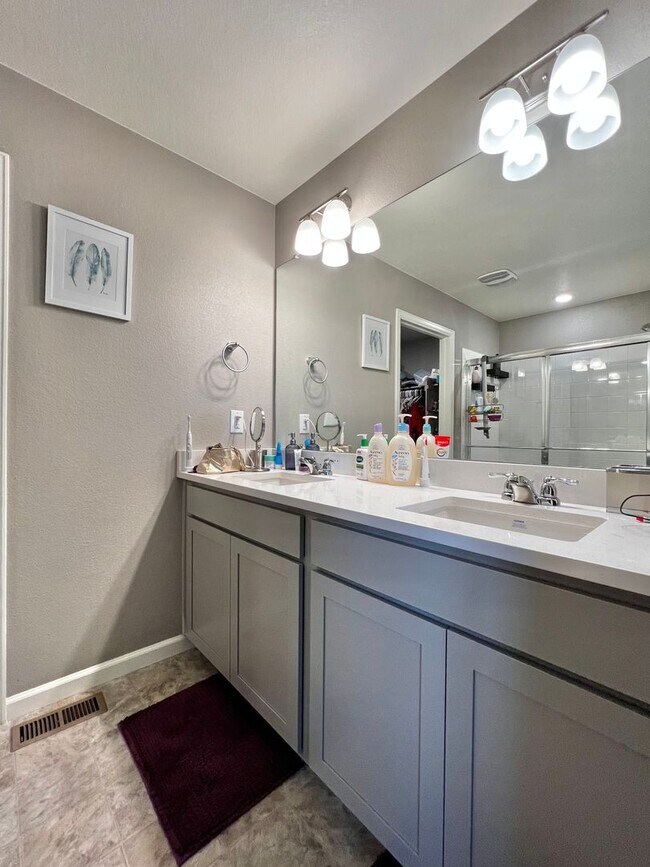 Building Photo - 4 Bed 3 Bath Available August 1st in Windsor!!!