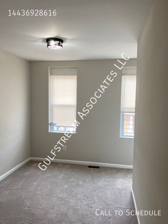 Building Photo - 2413 Llewelyn Ave