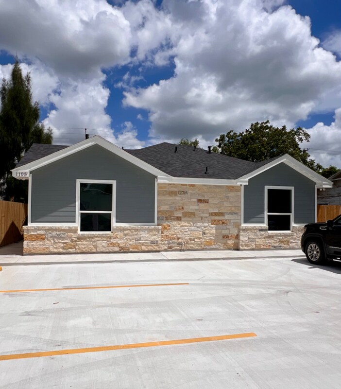 Building Photo - 1006 Escondido Ln