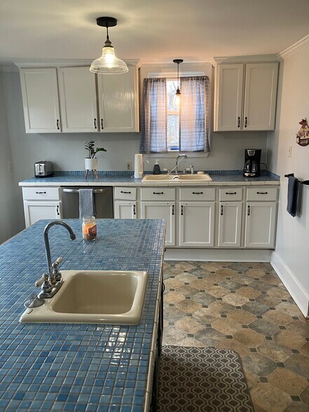 Building Photo - 1035 Lynnhurst Ave