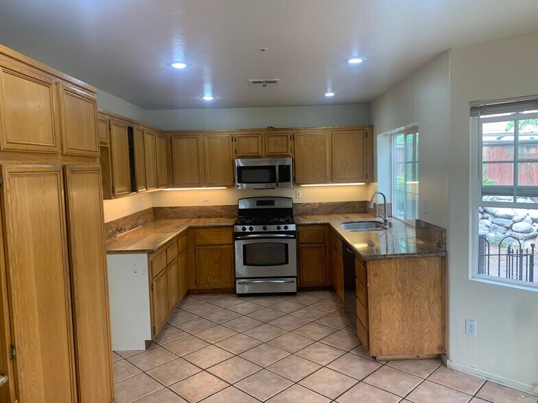 Building Photo - 7889 Saint Helena Ct