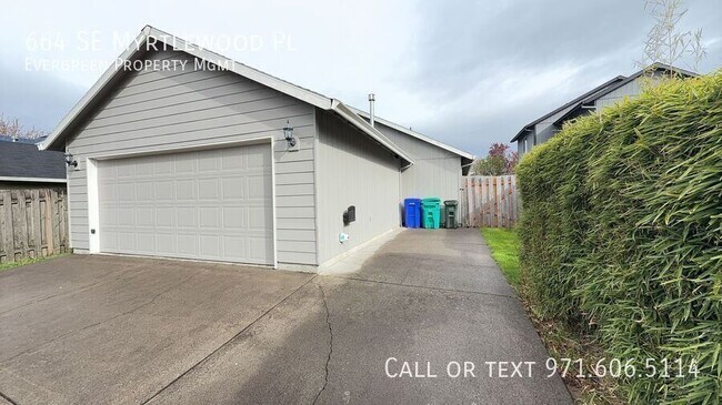 Building Photo - 664 SE Myrtlewood Pl