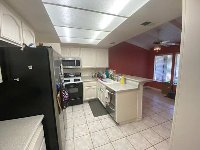 Building Photo - 2 Lindberg