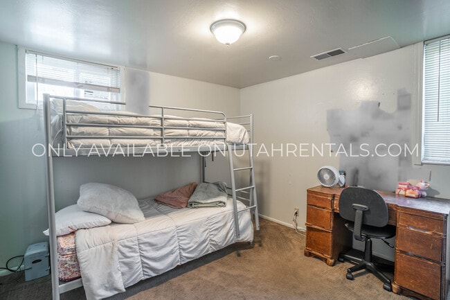 Building Photo - 547 E 400 N