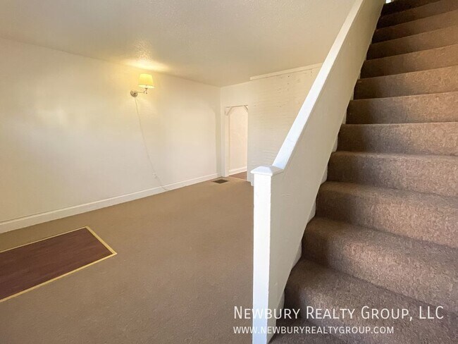 Building Photo - Charming Move-In-Ready 2-Bedroom Townhome