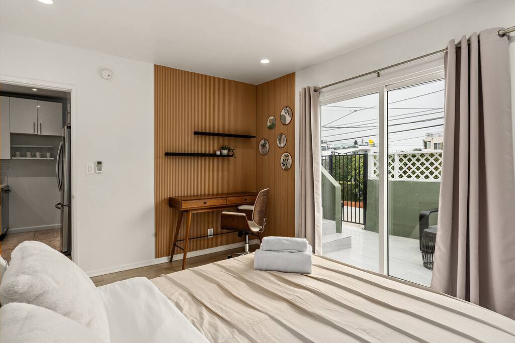 Building Photo - 2207 Ocean Front Walk
