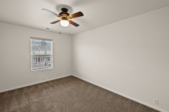 Building Photo - Well maintained pet friendly townhome, close to downtown.