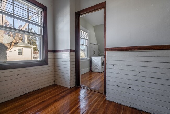 Building Photo - Charming Edgewood Studio – All Utilities Included | Washer & Dryer | April 1 Move-In