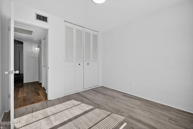 Building Photo - 2417 N Oleander Ave