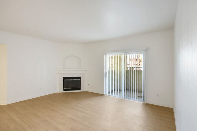 Building Photo - Beautifully Updated 2 Bed and 2 Bath Hende...