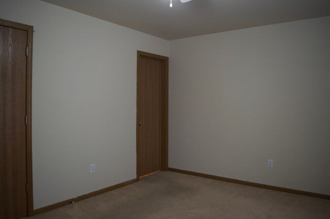 Building Photo - Nice 4 Bed 3 Bath Duplex!