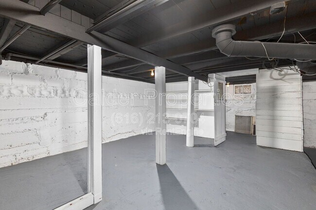 Building Photo - 950 Merritt St SE