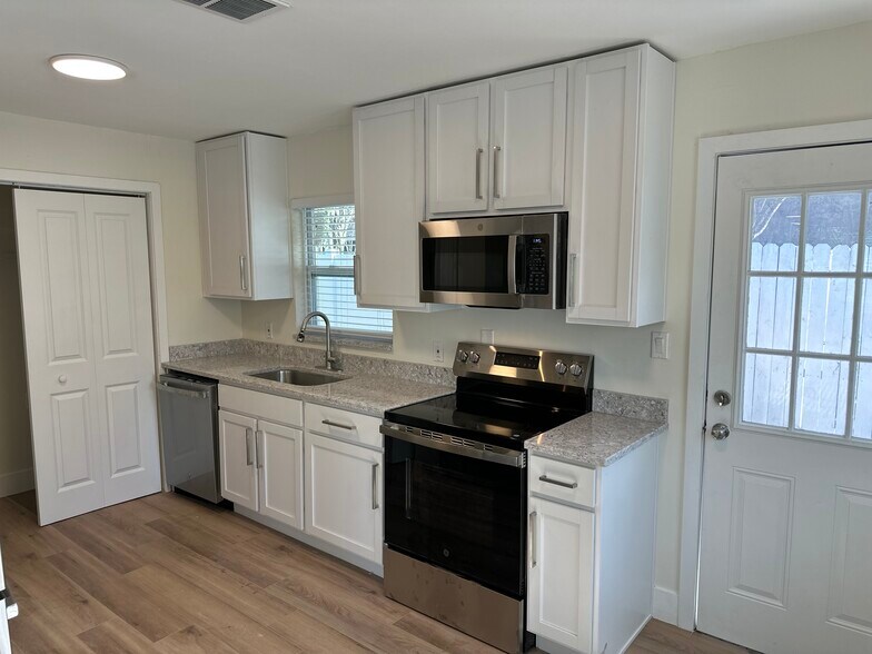 Building Photo - 3111 W Spruce St