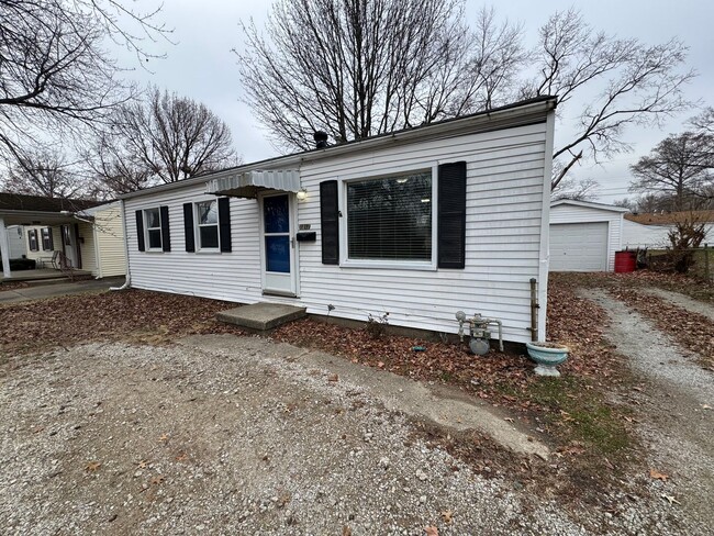 Building Photo - Cozy 3 Bed, 1 Bath Home with Main Floor La...