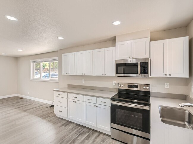 Building Photo - Hale neighborhood duplex with a large pati...