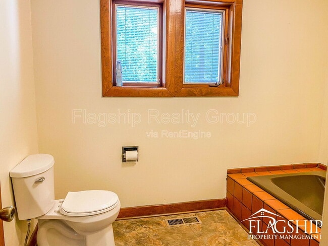 Building Photo - 1228 Forest Acres Dr