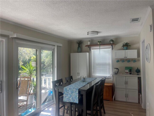 Building Photo - 800 Mallery St