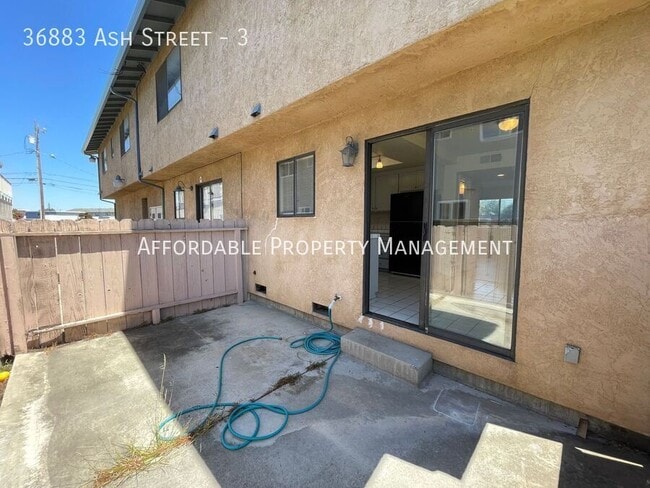 Building Photo - 36883 Ash St