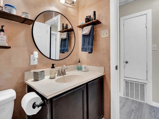 Building Photo - 4208 Wiman Dr