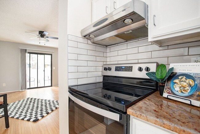 Building Photo - Well Maintained 2 Bed, 2 Bath Townhome in ...
