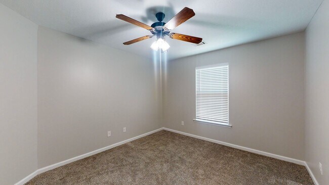 Building Photo - 4004 Ellington Dr