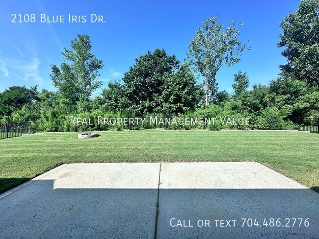 Building Photo - 2108 Blue Iris Dr