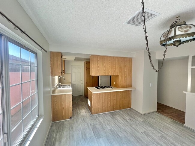 Building Photo - Spacious 3 Bed 2 Bath House w/ Central A/C...