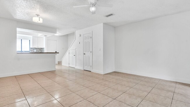 Building Photo - Spacious 1-bedroom, 1.5-bath, two-story Ki...