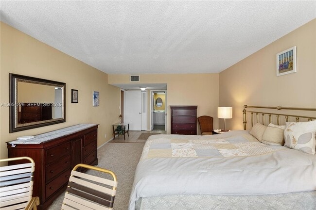 Building Photo - 4020 Galt Ocean Dr