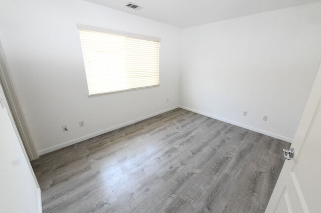 Building Photo - 2145 Kingsbury Cir