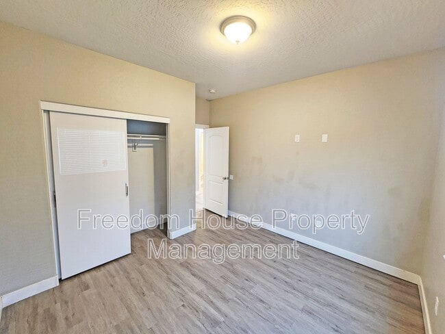 Building Photo - 1121 Sixshooter Ave