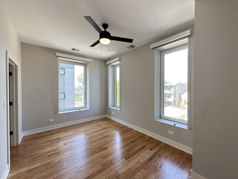 Building Photo - 2100 W 18th Pl