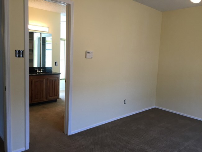 Building Photo - 100 Shinoak Valley