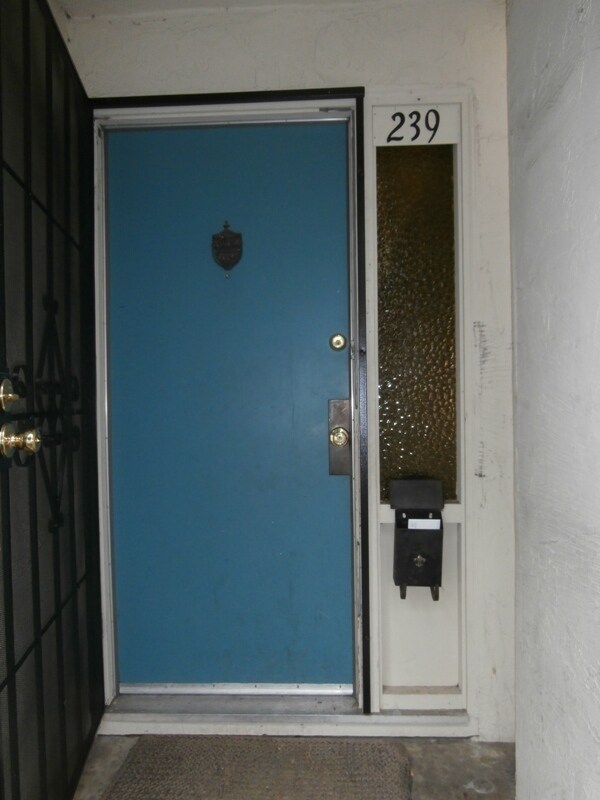 Building Photo - 4 Bedroom 1.5 Bathroom Townhouse (Accepting Section 8)