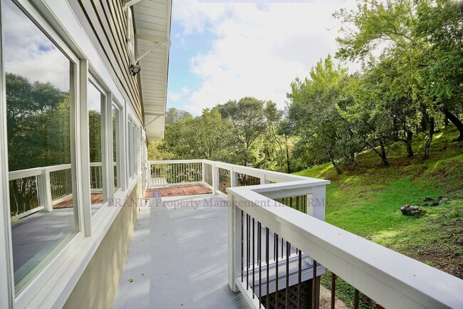 Building Photo - Lovely Two-Story Home With 3 Bedrooms and ...