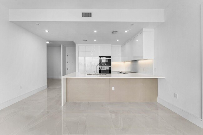 Building Photo - 220 Lake Shore Dr