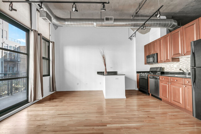 Building Photo - 900 N Kingsbury St