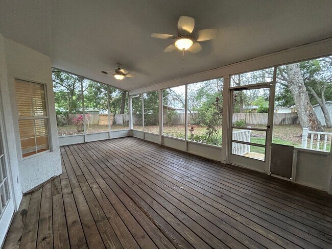Building Photo - Spacious and Perfectly located 4/2 home in...