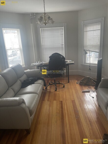 Building Photo - 68 Willow St