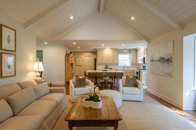 Building Photo - 3719 S Woodland Dr