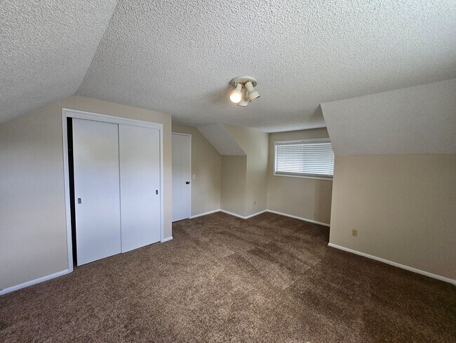 Building Photo - Terrific home, Large Yard, Quiet Street